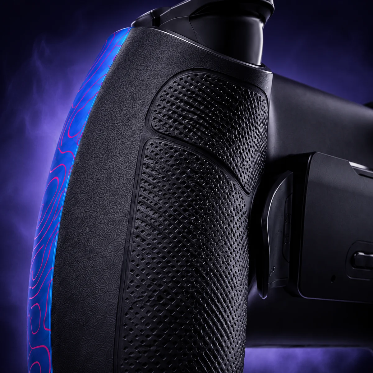 Gros plan sur le grip performance micro-texturé d'une manette EvoStrike