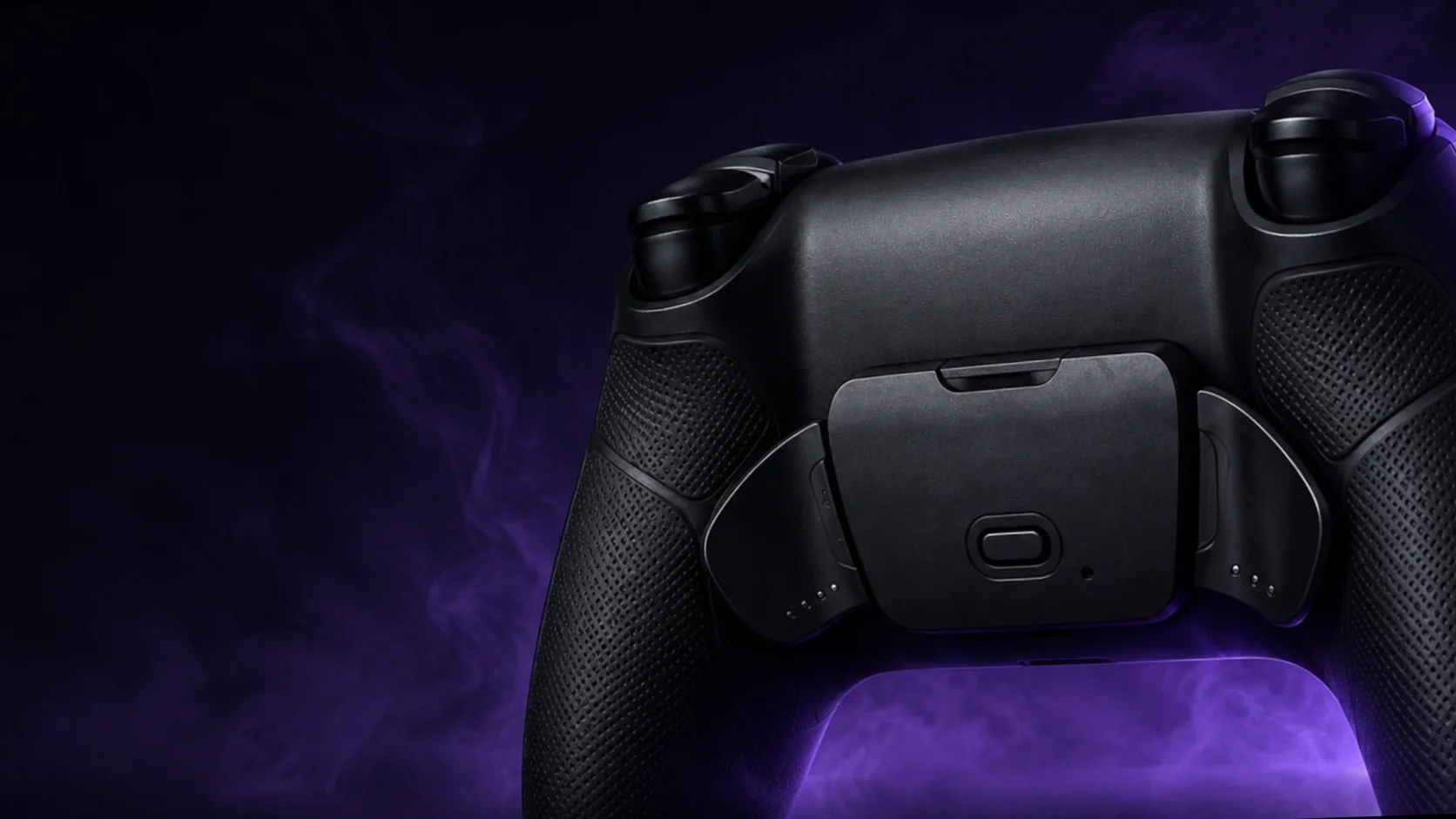 Dos d'une manette EvoStrike avec palettes arrière en métal, fumée violette